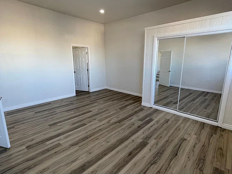 133 S Grand Ave — Photo 13