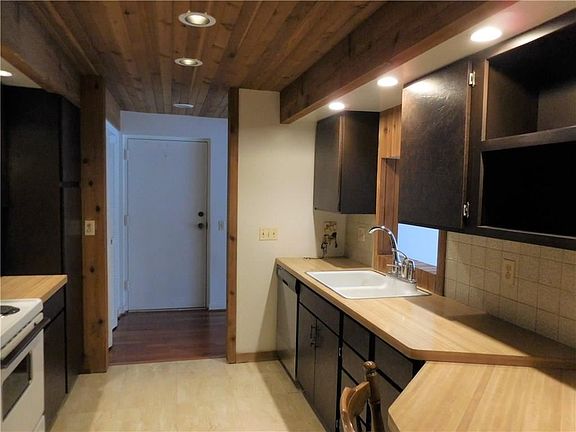 3rd image of 22-2 Great Wood Ct