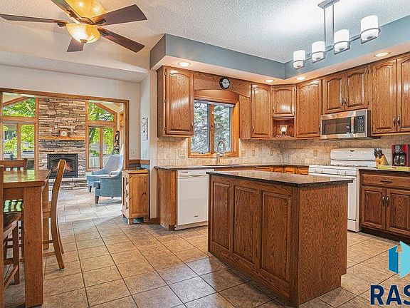 5th image of 920 E Justin Dr