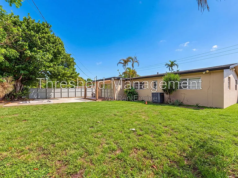 19632 NE 12th Pl — Photo 18
