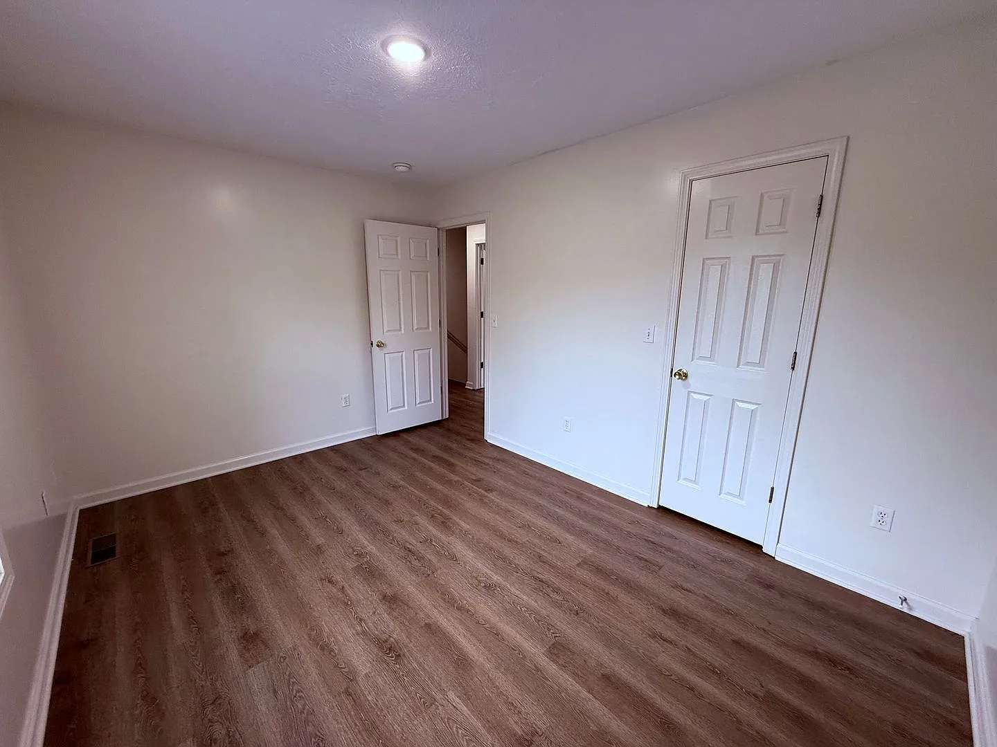 2 Bedroom, 2 Bathroom Duplex — Photo 4
