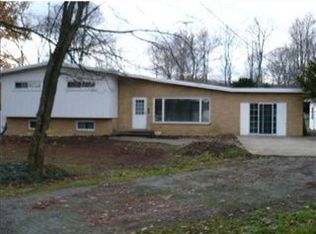 238 S Eberhart Rd, Butler, PA 16001