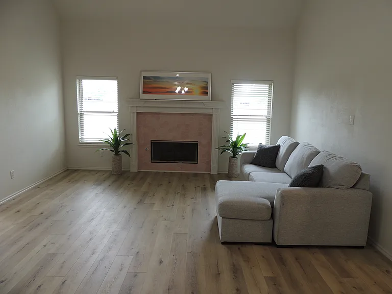4416 W Indianola St — Photo 8