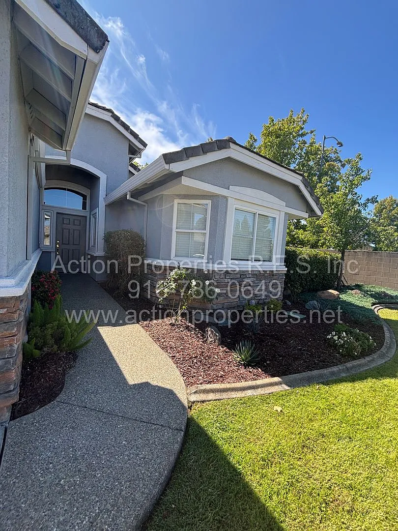 Sun City: 55&older Community - Single Story- 2 Bedroom Plus Den 2 Bath 2 Car Garage Large Built i... — Photo 4