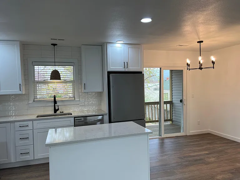 301 N Kentwood Ave — Photo 7