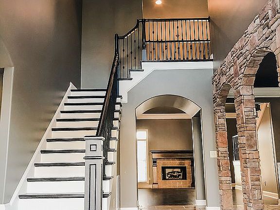 2-story foyer