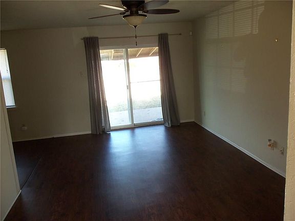 3rd image of 527 Sweetbriar Dr