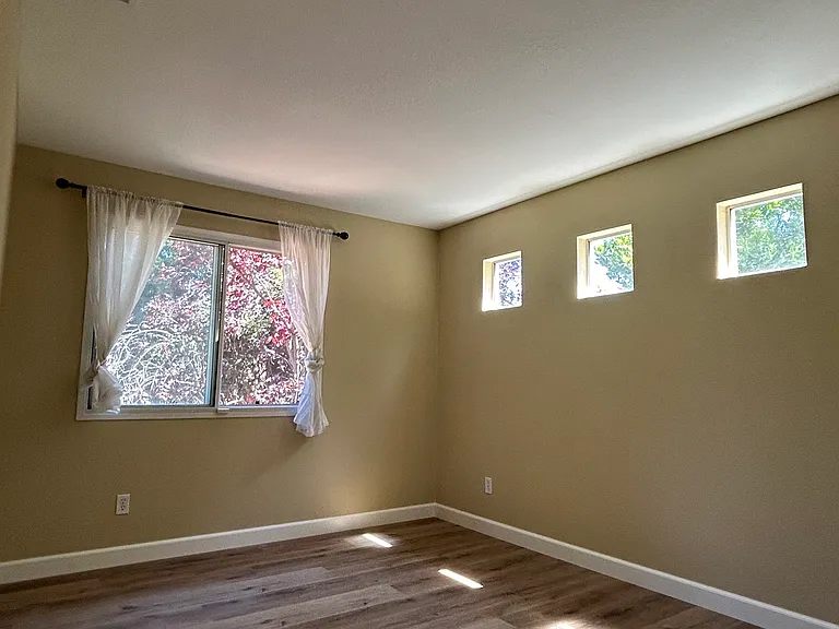 2nd bedroom (larger, next to the loft)