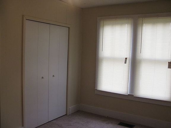 5th image of 820 Lang St NE