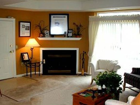 Living room w/fireplace