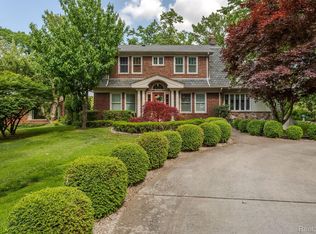 27921 E River Rd, Grosse Ile, MI 48138