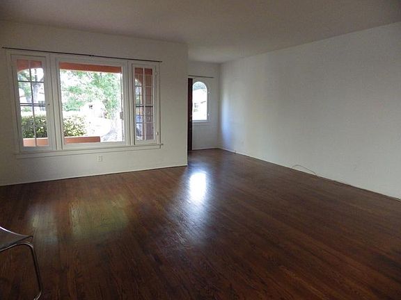 4th image of 1421 E Garfield Ave