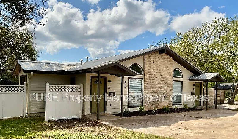 2 bed, 1.0 bath, 823 sqft, $1,650 — Photo 1