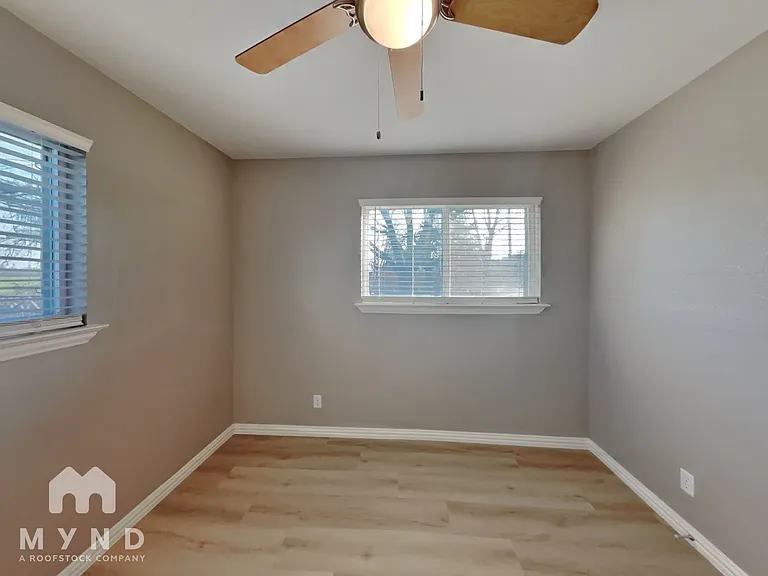 204 E Avenue C — Photo 16