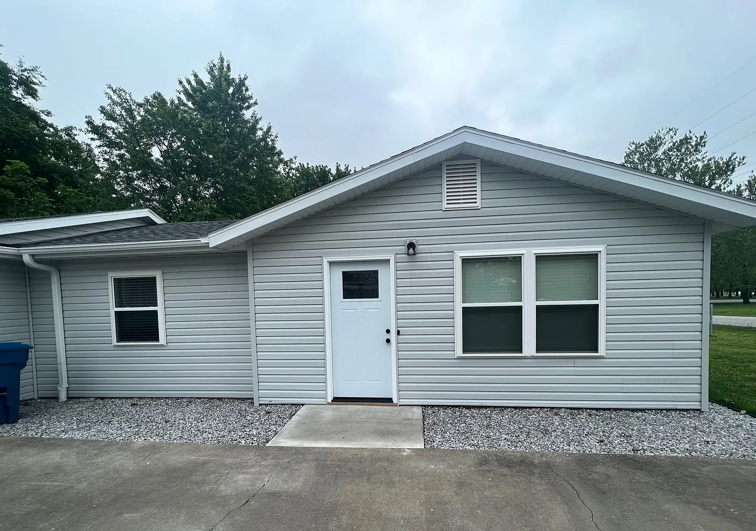 Newly Remodeled 3 Bedroom, 1 Bath with a 1 Car Garage — Photo 3
