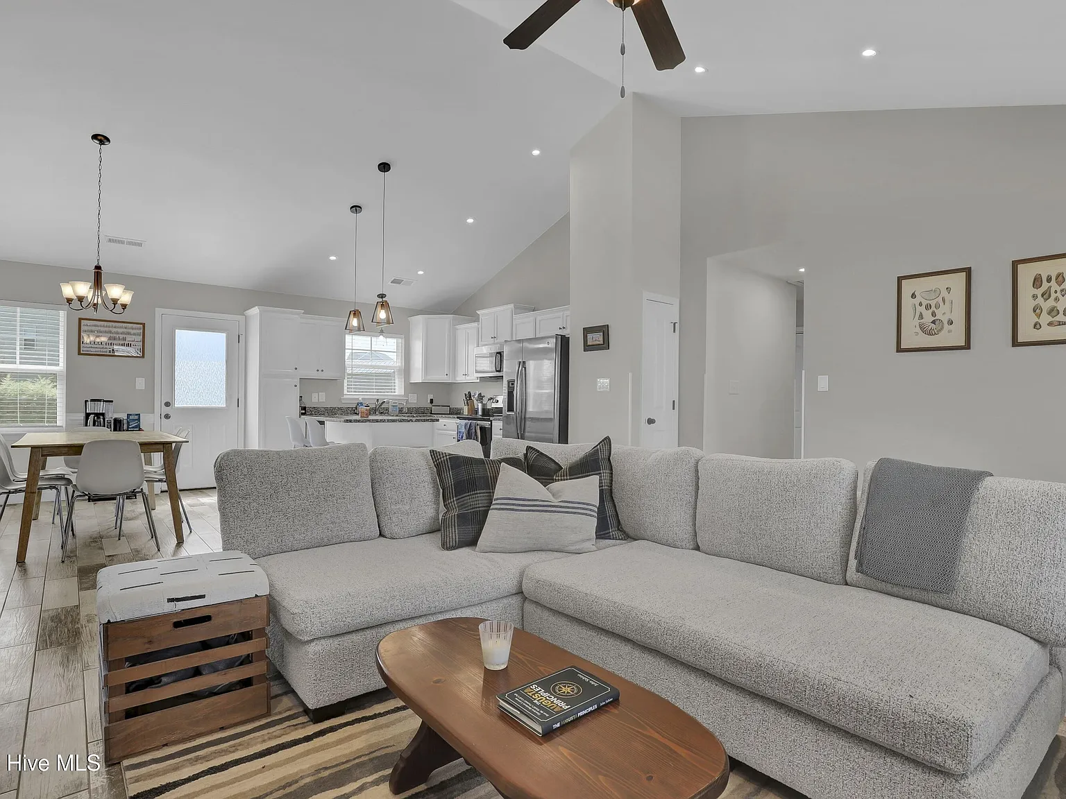 3 bed, 2.0 bath, $2,400 — Photo 4