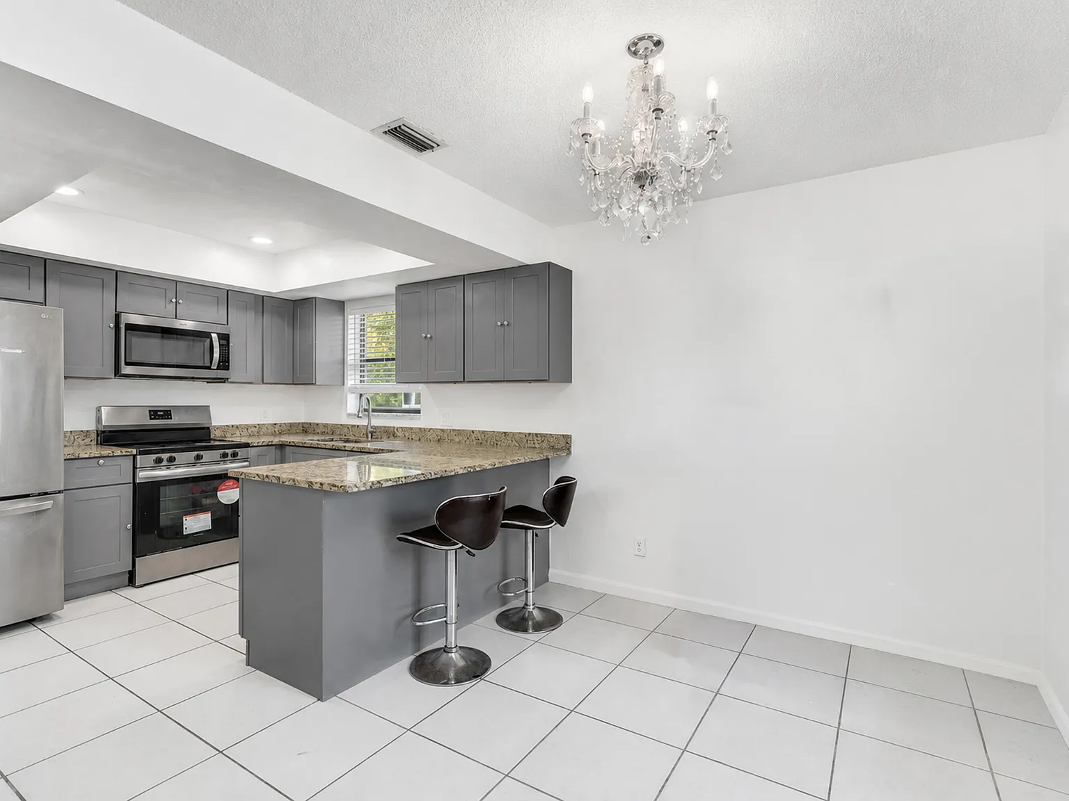 3 bed, 2.0 bath, 1225 sqft, $2,650 — Photo 4