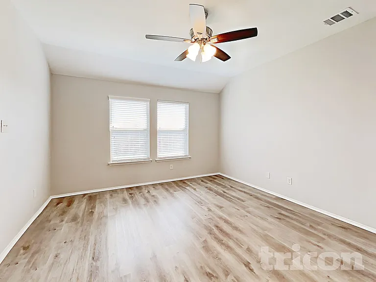 221 Thoroughbred St — Photo 2