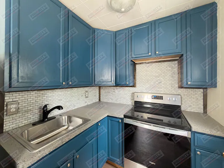 702 S Gillette Ave — Photo 8