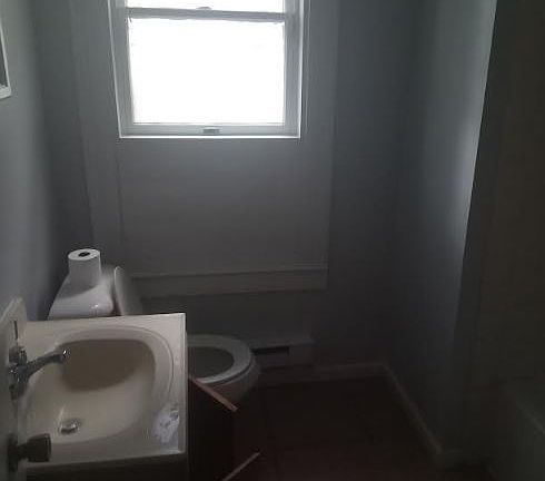 5th image of 27 W Lansing St APT 3
