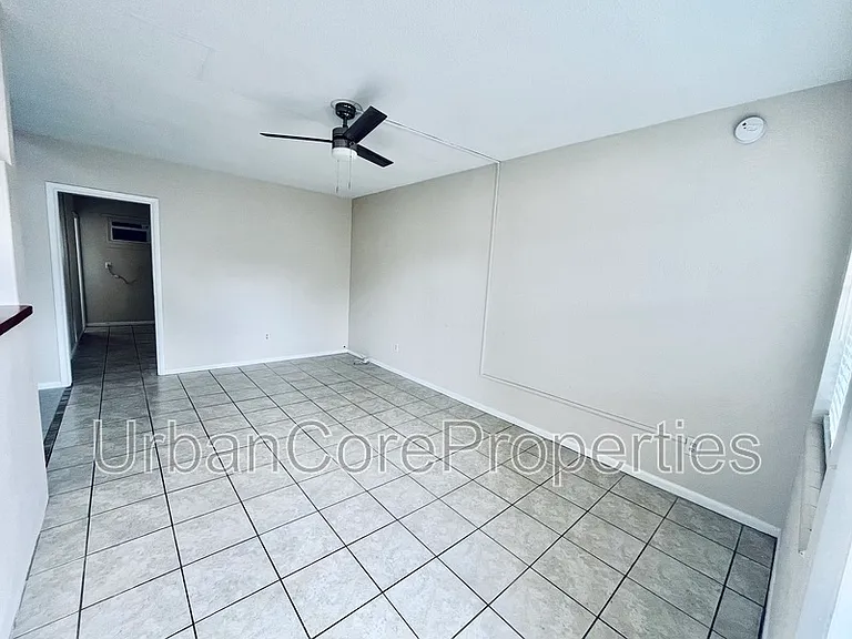 115 7th Ave N #8 — Photo 2