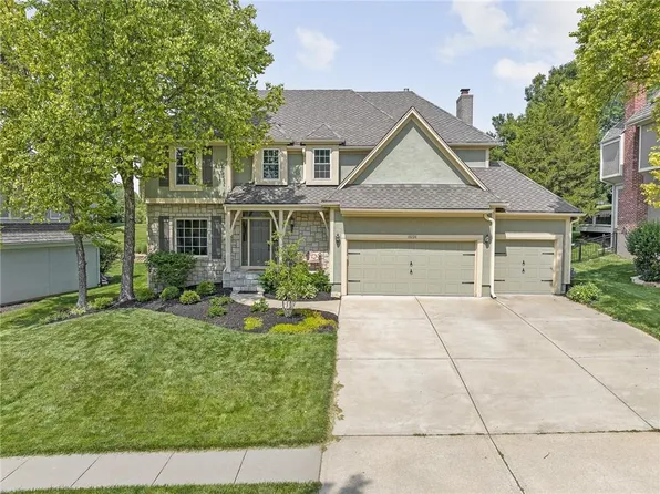 10226 S North Lake Ave, Olathe, KS 66061