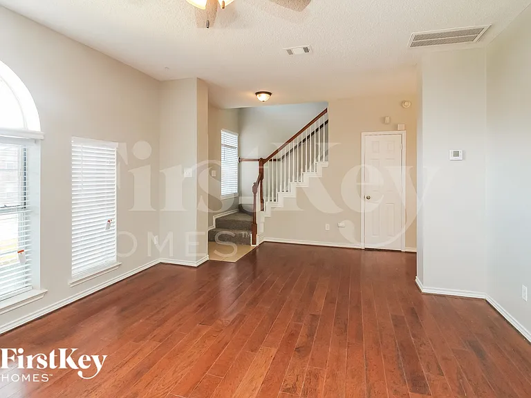 5611 Chimney Rock Dr — Photo 4