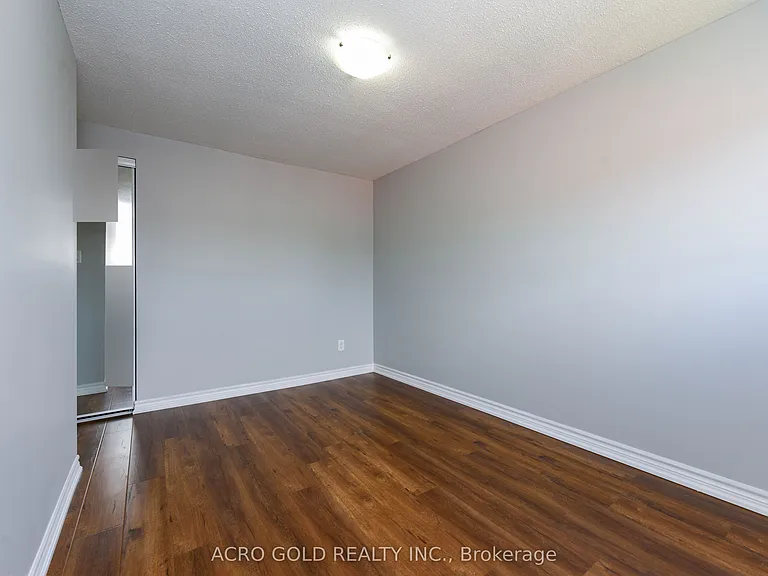 19 Hoskins Sq — Photo 32