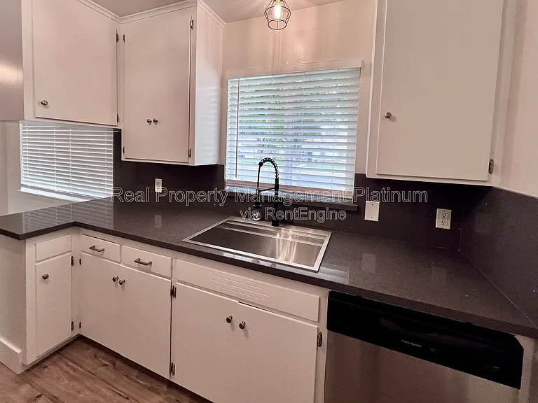4467 N Van Dyke Ave — Photo 11