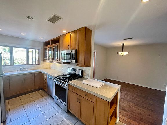 3rd image of 320 W Alamar Ave