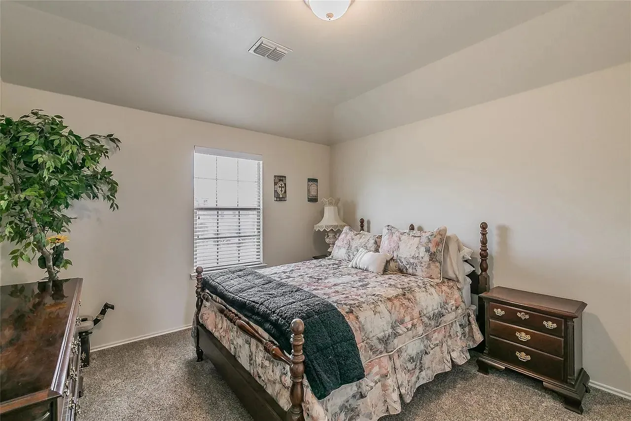 4 bed, 2426 sqft, $2,850 — Photo 4