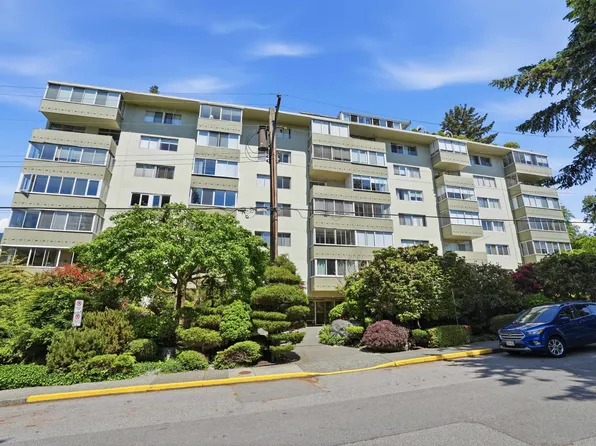 1425 Esquimalt Ave #215, West Vancouver, BC V7T 1L1