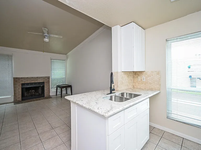3900 Woodchase Dr #86 — Photo 12