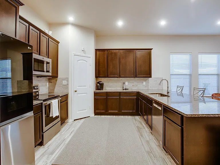 9905 Virginia Ave — Photo 3