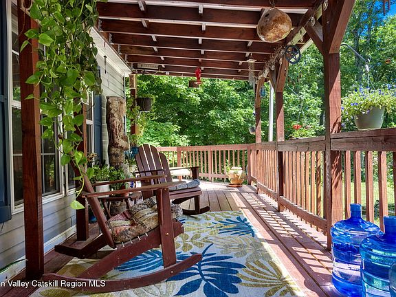 4th image of 140 Gallis Hill Road