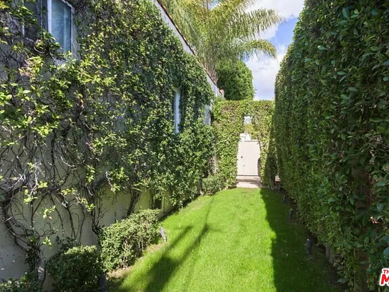 8842 Dorrington Ave — Photo 19
