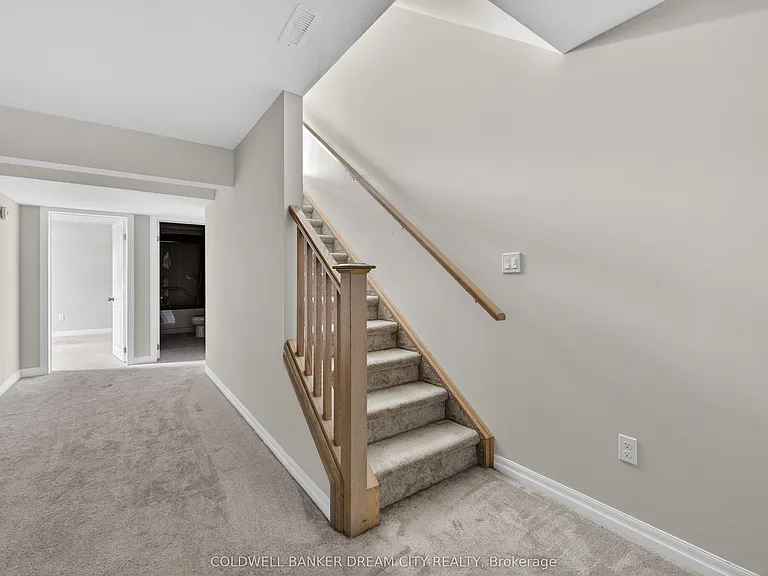 98 Livingston Dr — Photo 41