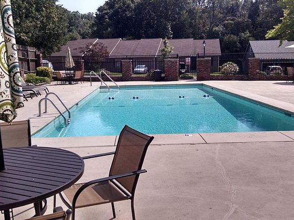 4th image of 418 Amanda Cir