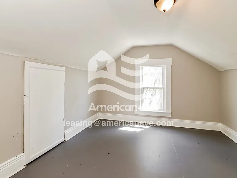 1371540_011_bedroom_10.jpg