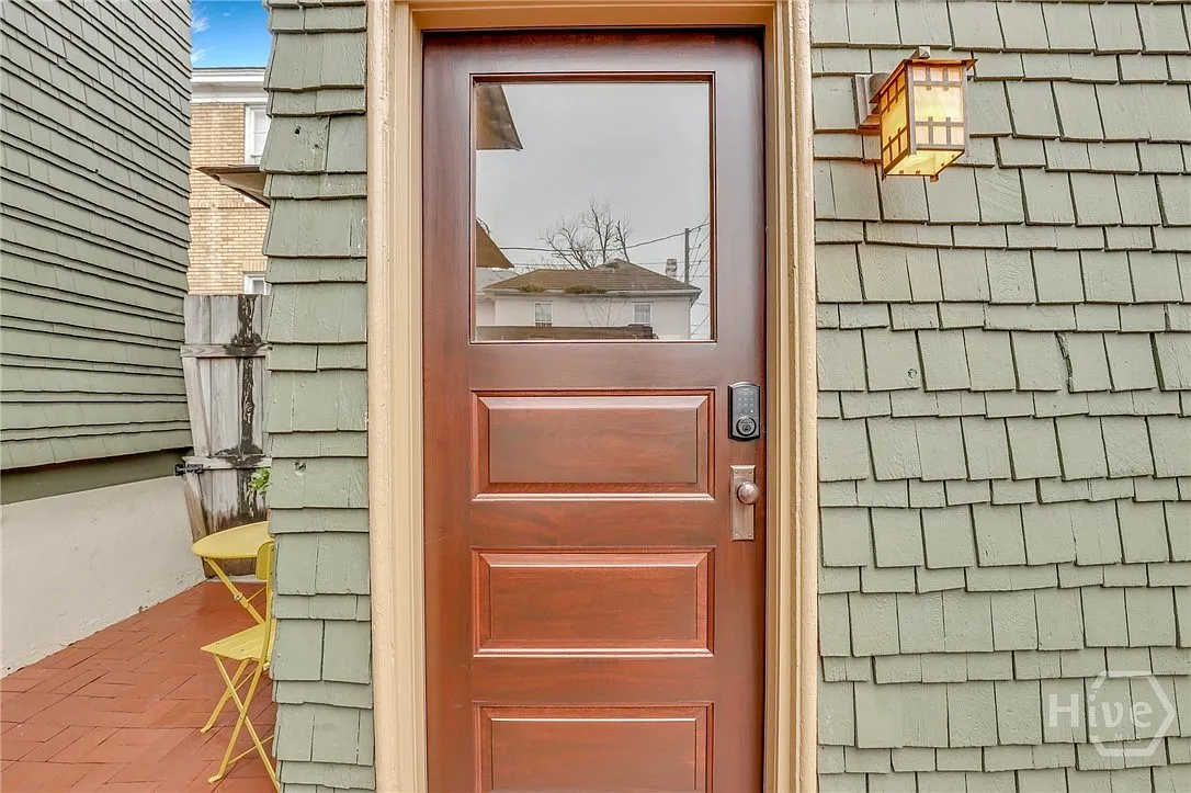 Building Photo - 410 1/2 E Victory Dr #CARRIAGE HOUSE