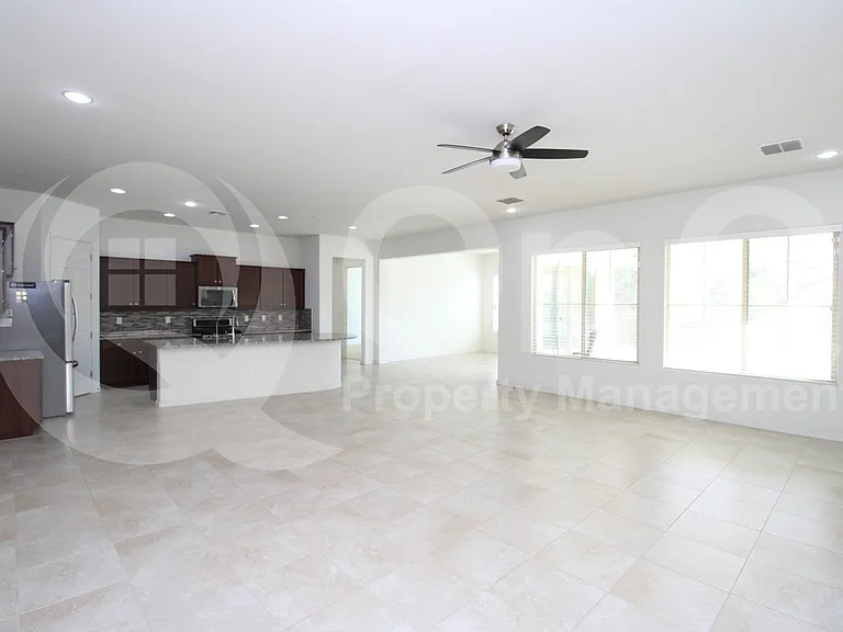 1863 E Canyon Way — Photo 4