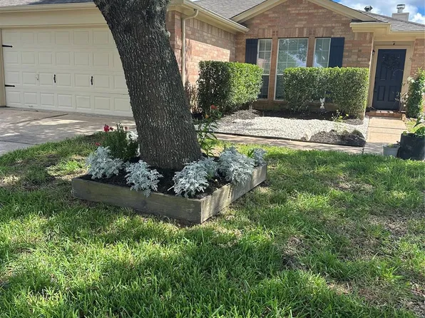 2211 Beacon Light Ln, Fresno, TX 77545