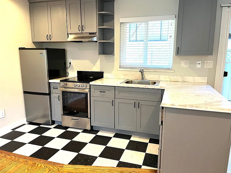 Bellevue Apartments — Photo 20
