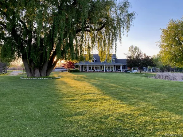 3219 Midway Dr, Onekama, MI 49675