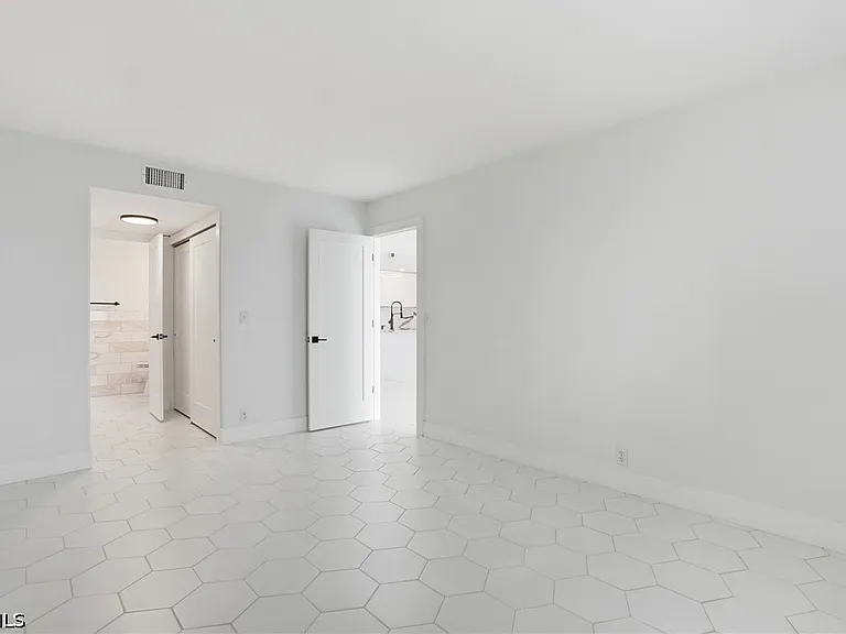 2885 Palm Beach Blvd #402 — Photo 9