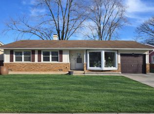 15 Wildwood Rd, Elk Grove Village, IL 60007