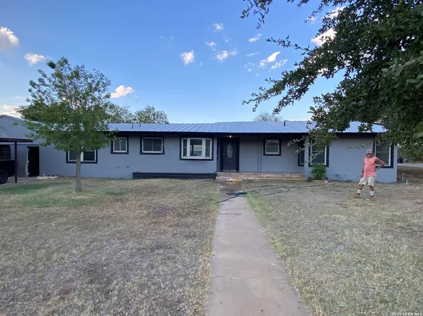 719 E Taft St, Pearsall, TX 78061