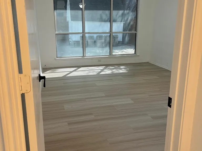 1161 Victoria Dr — Photo 6