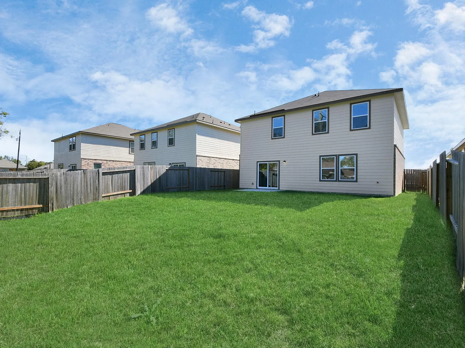 3 bed, 2.5 bath, 2060 sqft, $2,350 — Photo 2