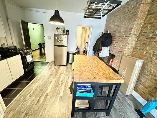 Rented by Delmark Realty LLC | media 31